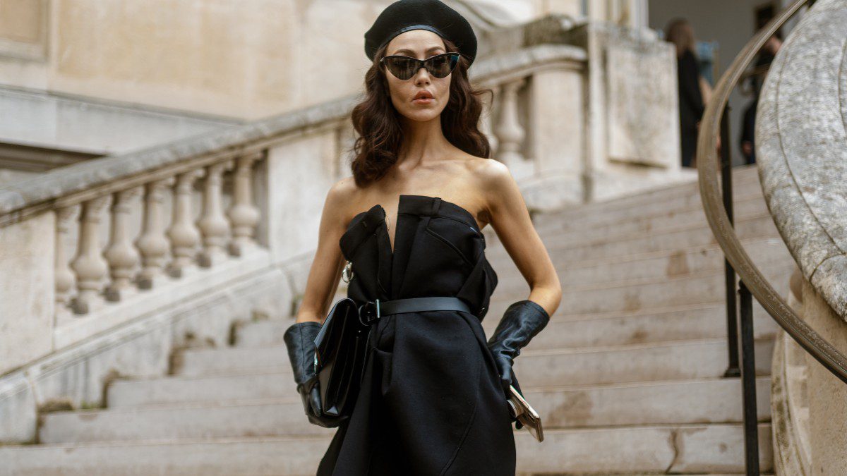 Μικρό μαύρο φόρεμα με γάντια και μπερέ