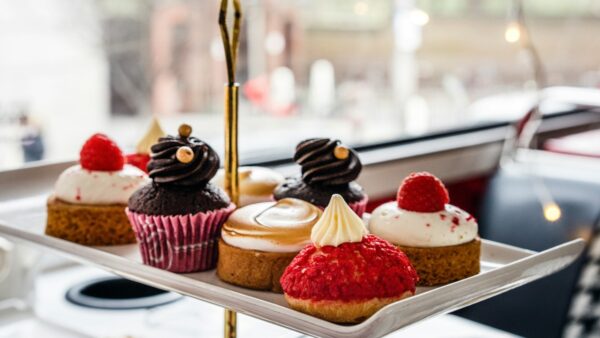 Πιατέλα με κέικ