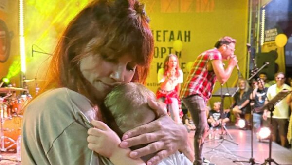 Η Μαίρη Συνατσάκη αγκαλιά με την κόρη της σε live του Ίαν Στρατή