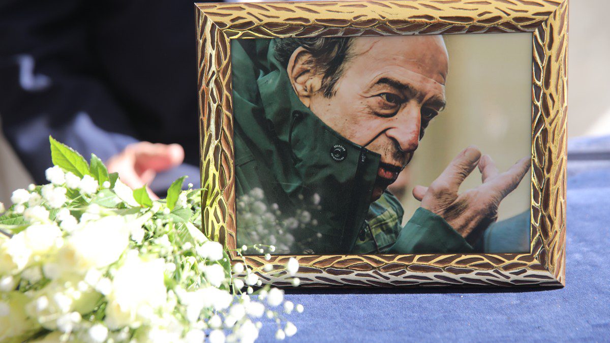 Φωτογραφία από την κηδεία του Μανούσου Μανουσάκη