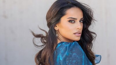 Η Μαρία Αντωνά με μπλε φόρεμα