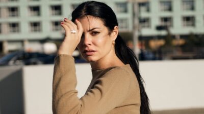 Η Μαρία Κορινθίου με μπεζ πουλόβερ