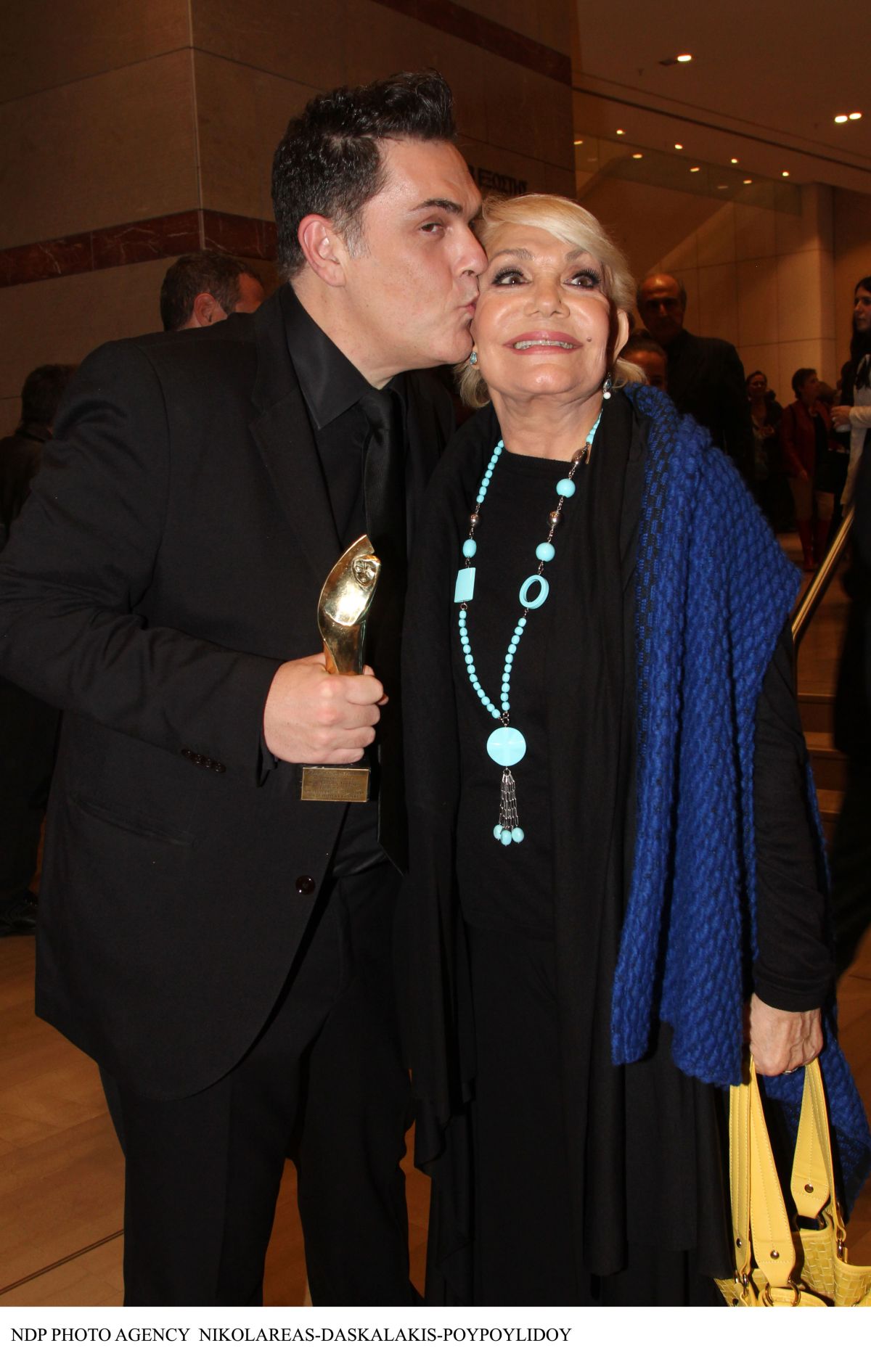 Η Μαρινέλλα με τον Λουδάρο σε κοινή έξοδό τους στο θέατρο