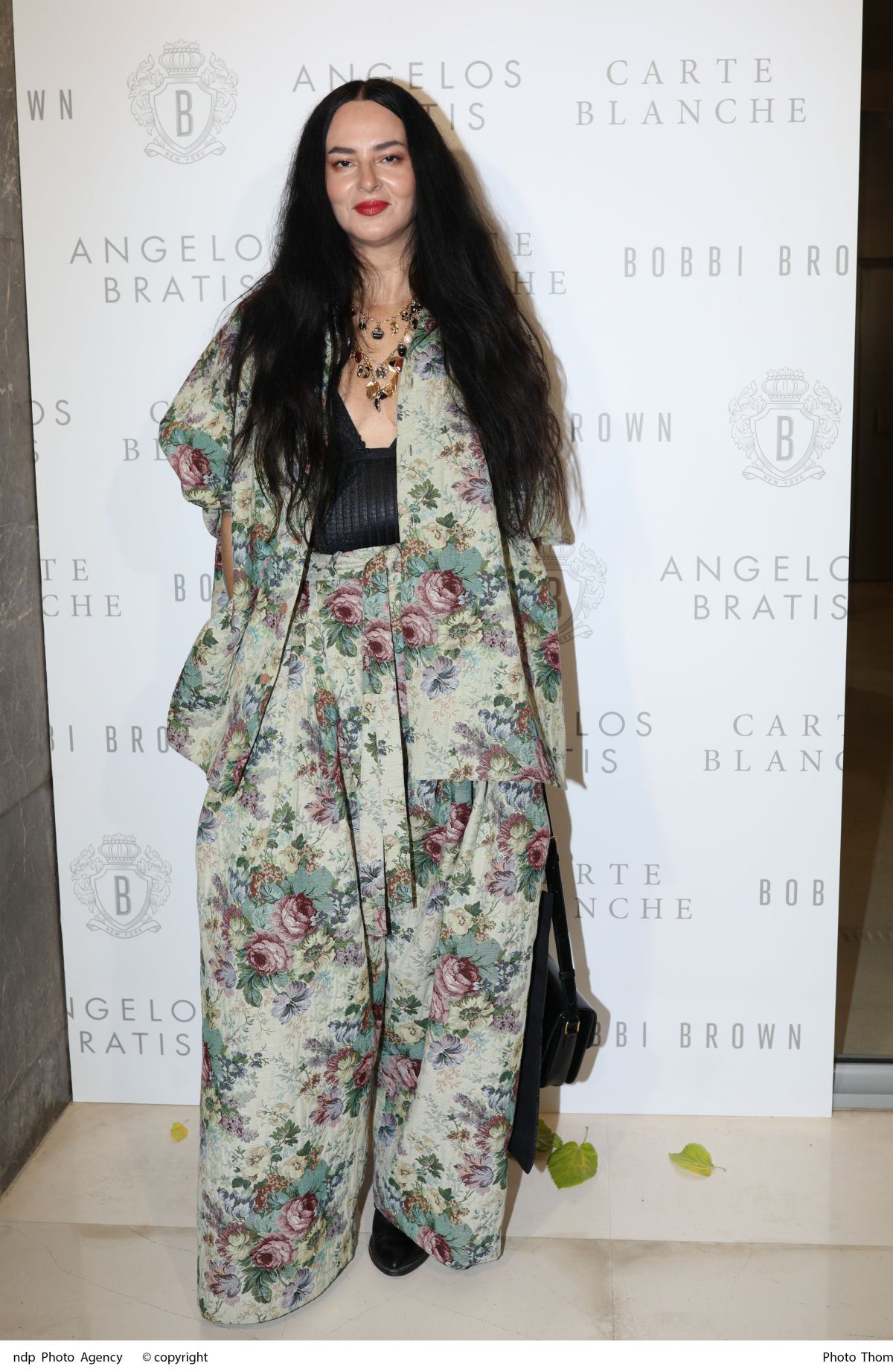 Η Ζενεβιέβ Μαζαρί με φλοράλ σύνολο