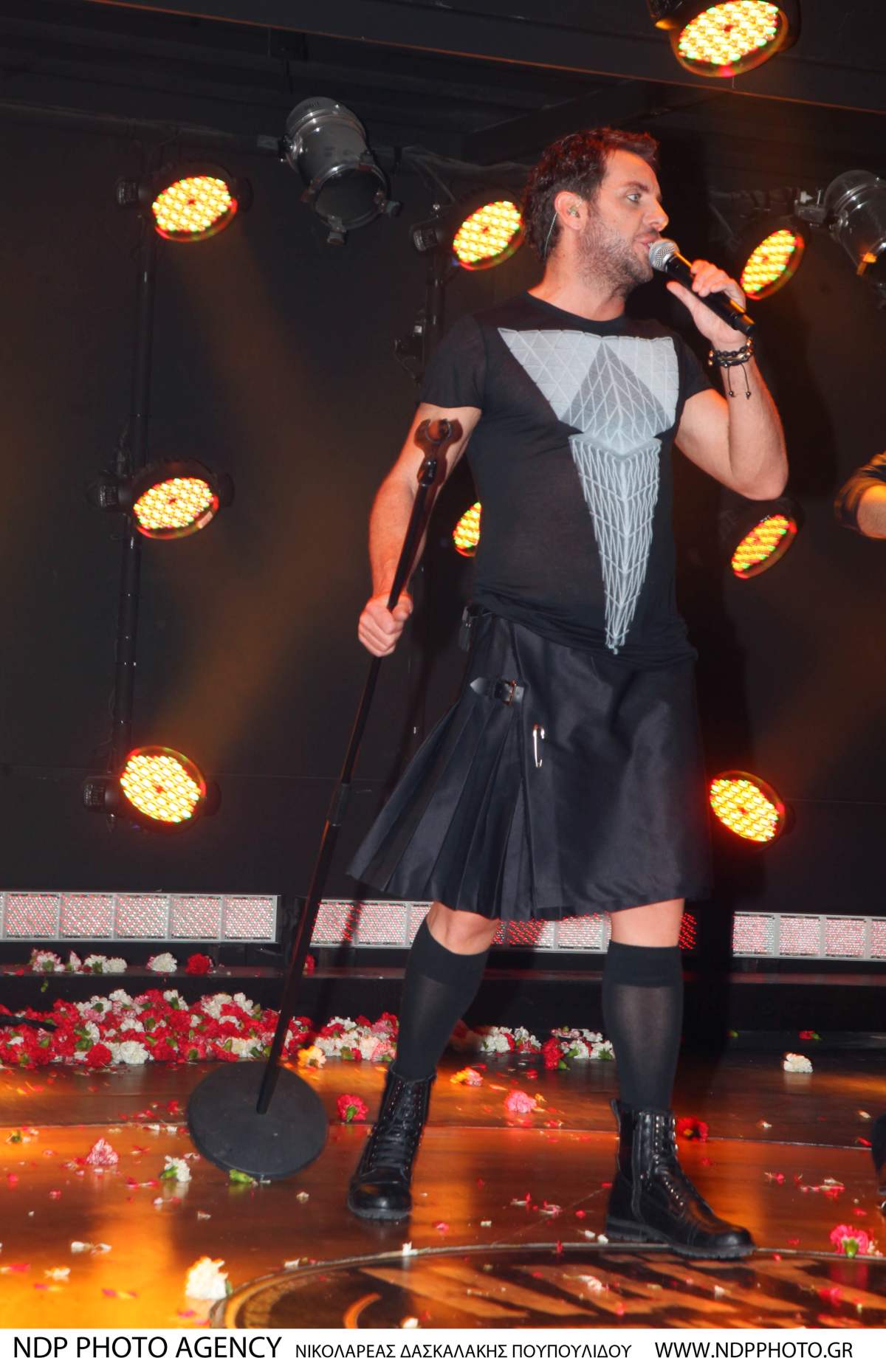 Ο Μαζωνάκης με φούστα