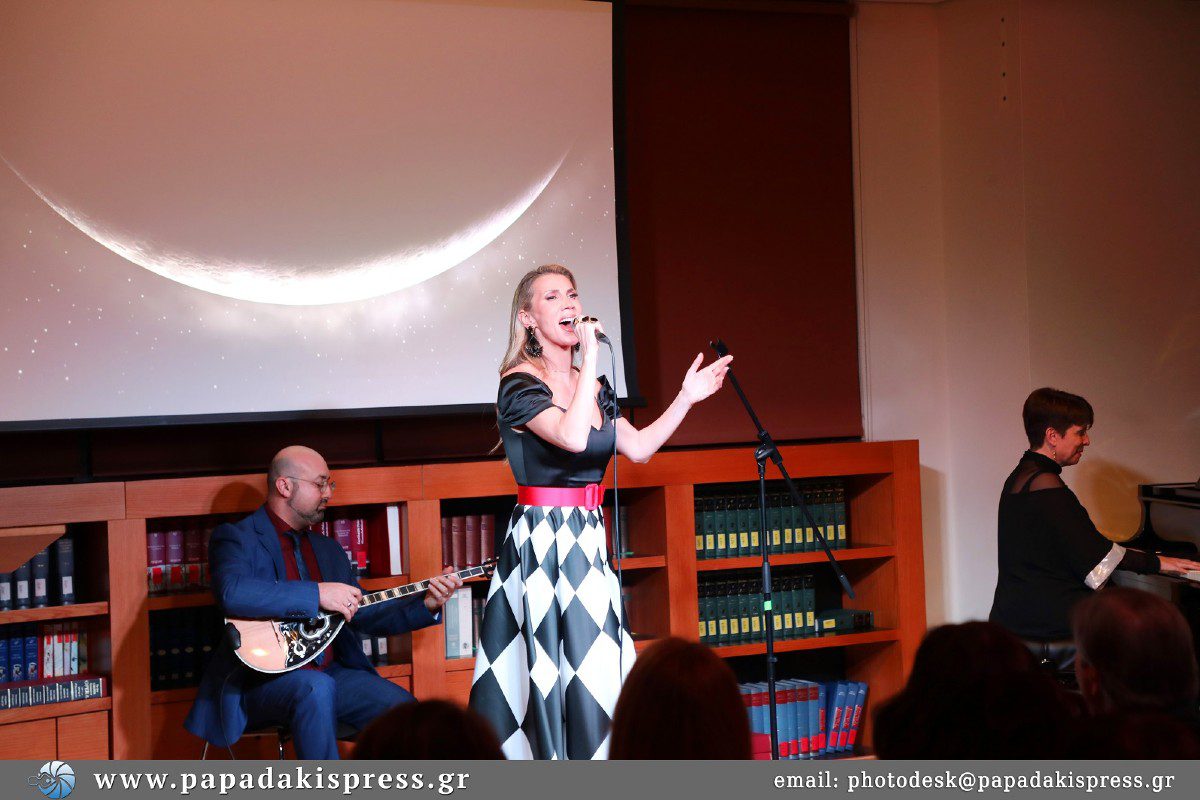 Τραγουδά η Ιωάννα Σεβοπούλου
