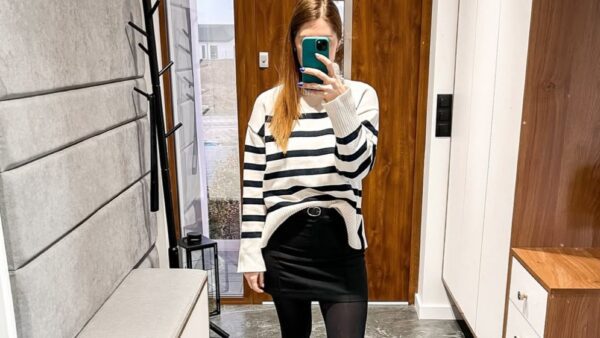 μίνι μαύρη φούστα φοράει κοπέλα και βγάζει φωτογραφία