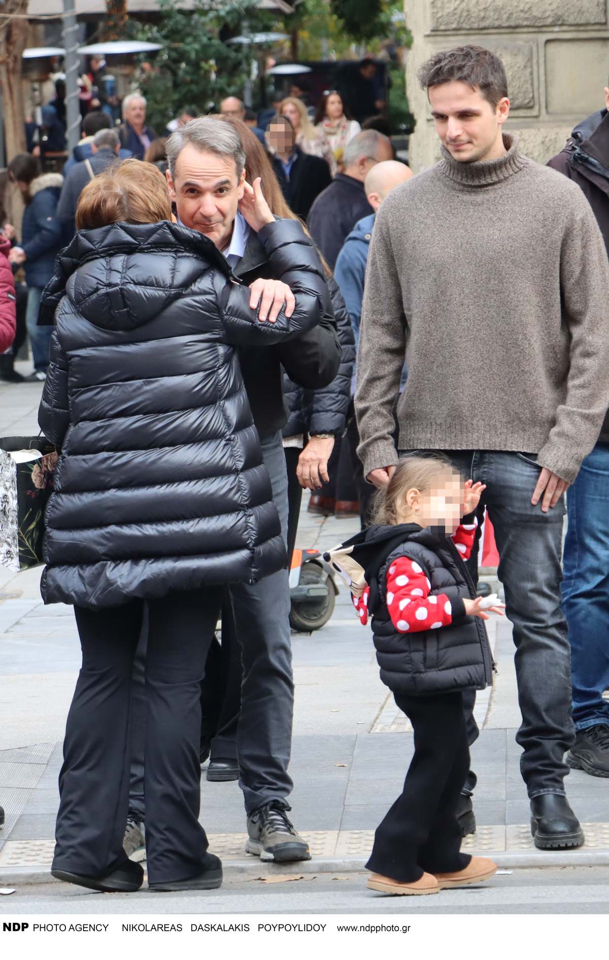 Ο Κυριάκος Μητσοτάκης με τον πατέρα του, Κυριάκο, στο κέντρο
