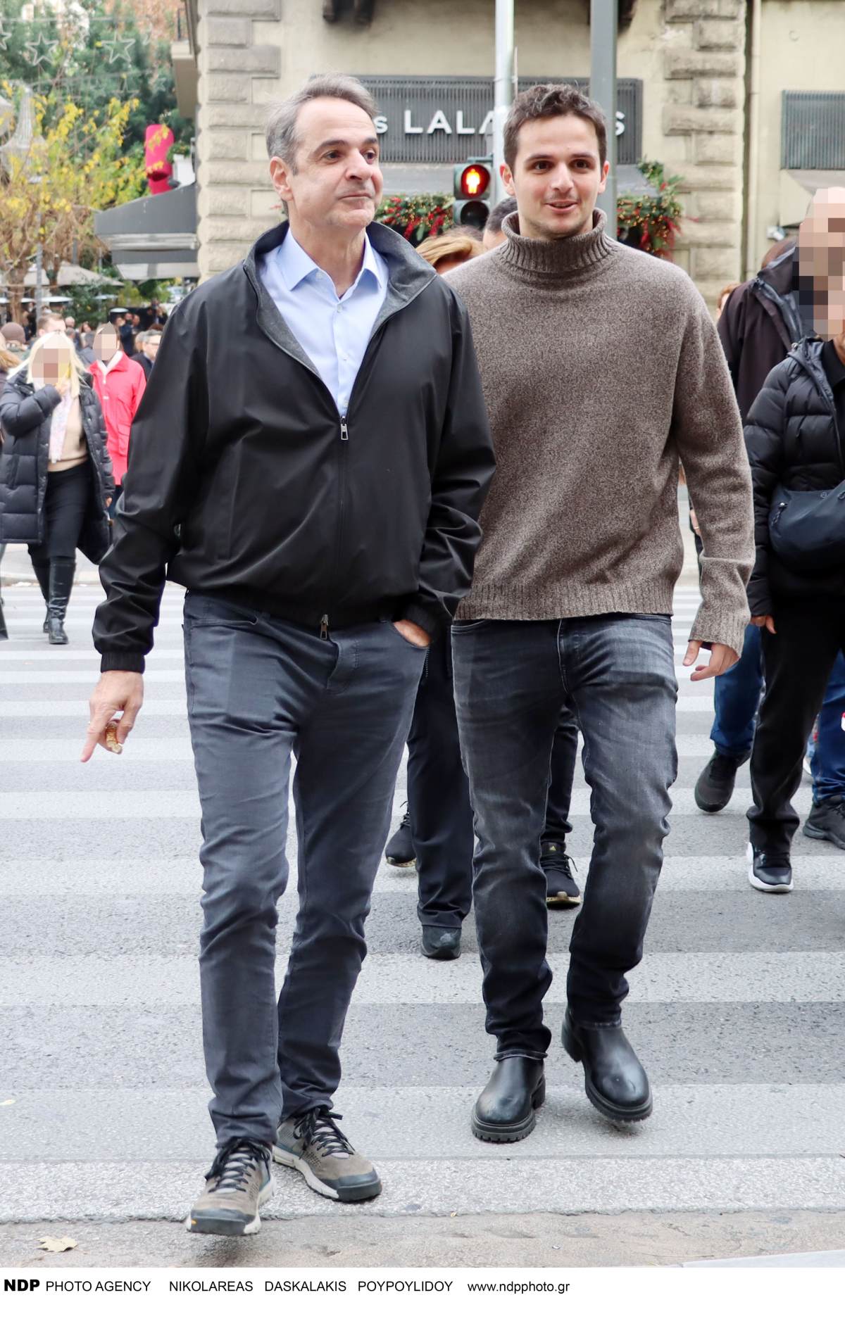 Ο Κυριάκος Μητσοτάκης με τον πατέρα του, Κυριάκο, στο κέντρο