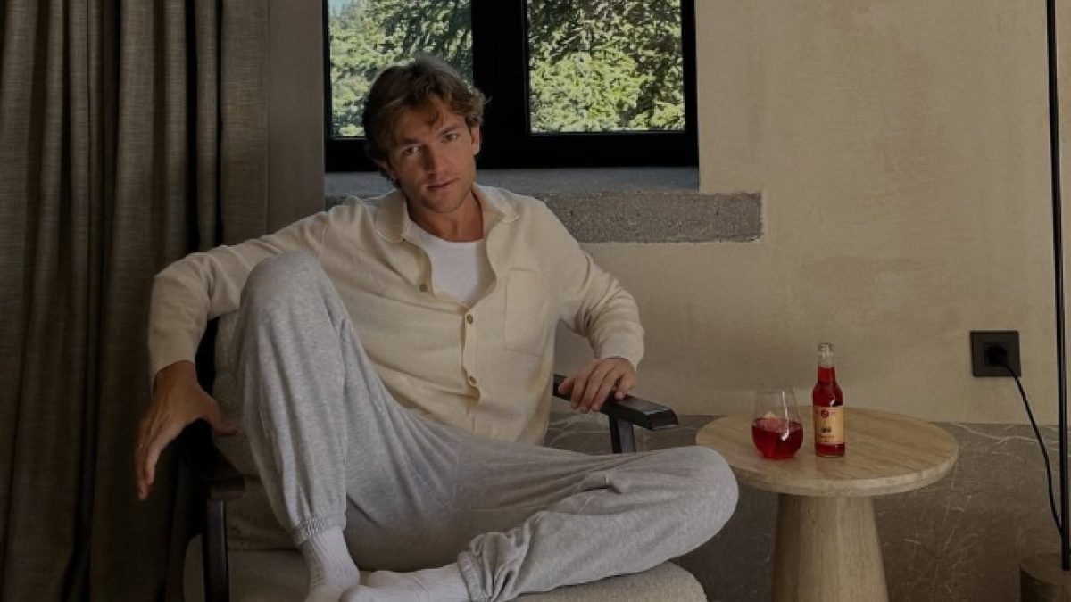 Ο Μιχαήλ Ταμπακάκης σε πολυθρόνα