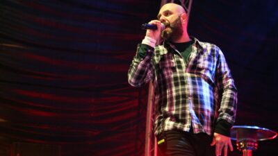 Η κόρη του Μιχάλη Κουινέλη τραγουδάει στη σκηνή