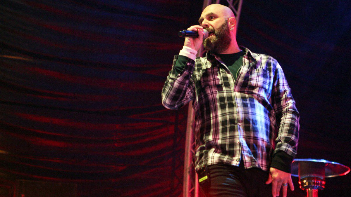 Η κόρη του Μιχάλη Κουινέλη τραγουδάει στη σκηνή