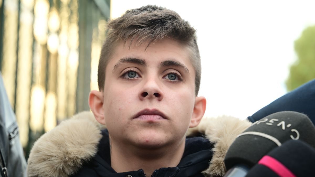 Η Ειρήνη Μουρτζούκου έξω από το αστυνομικό τμήμα