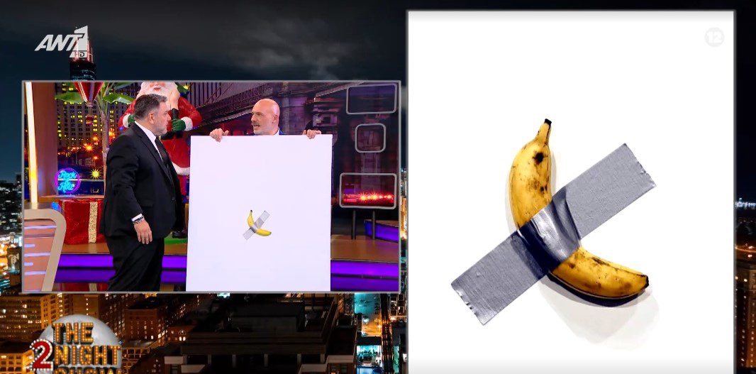 Ο Γρηγόρης Αρναούτογλου και ο Νίκος ΜΟυτσινάς κρατούν έναν πίνακα στα χέρια