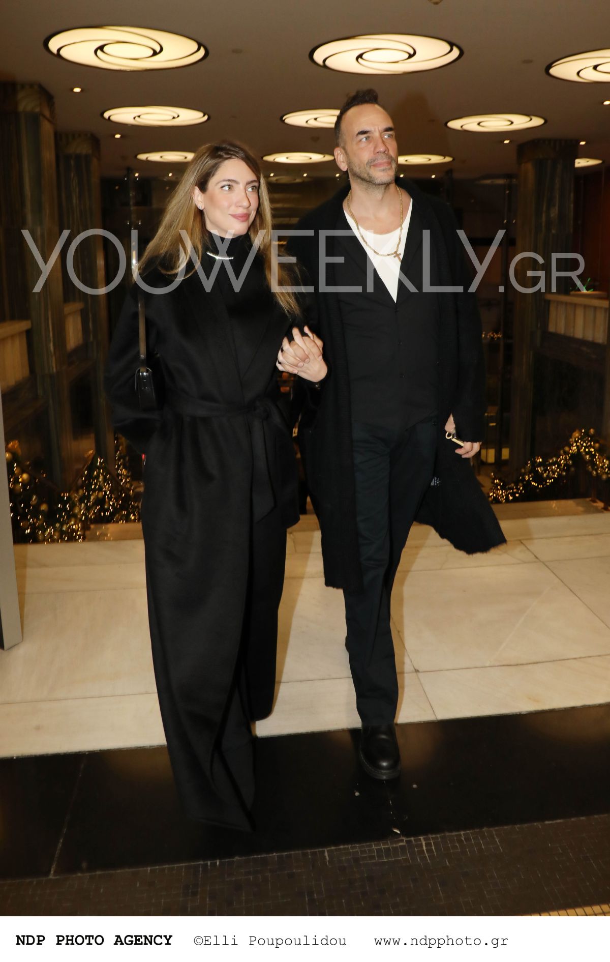 Ο Πάνος Μουζουράκης και η Μαριλού Κοζάρη στο σινεμά χέρι χέρι