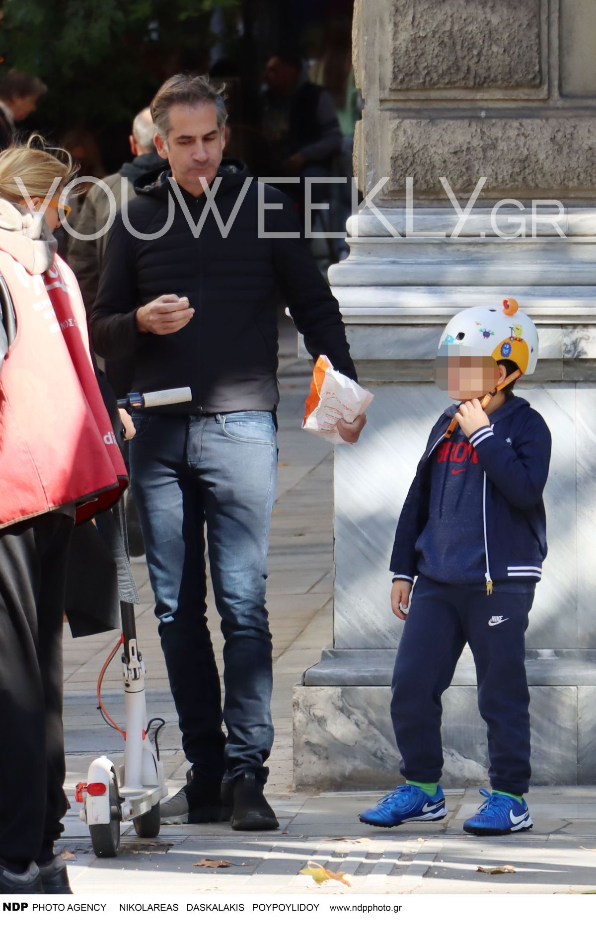 Ο Κώστας Μπακογιάννης με τον γιο του στο κέντρο