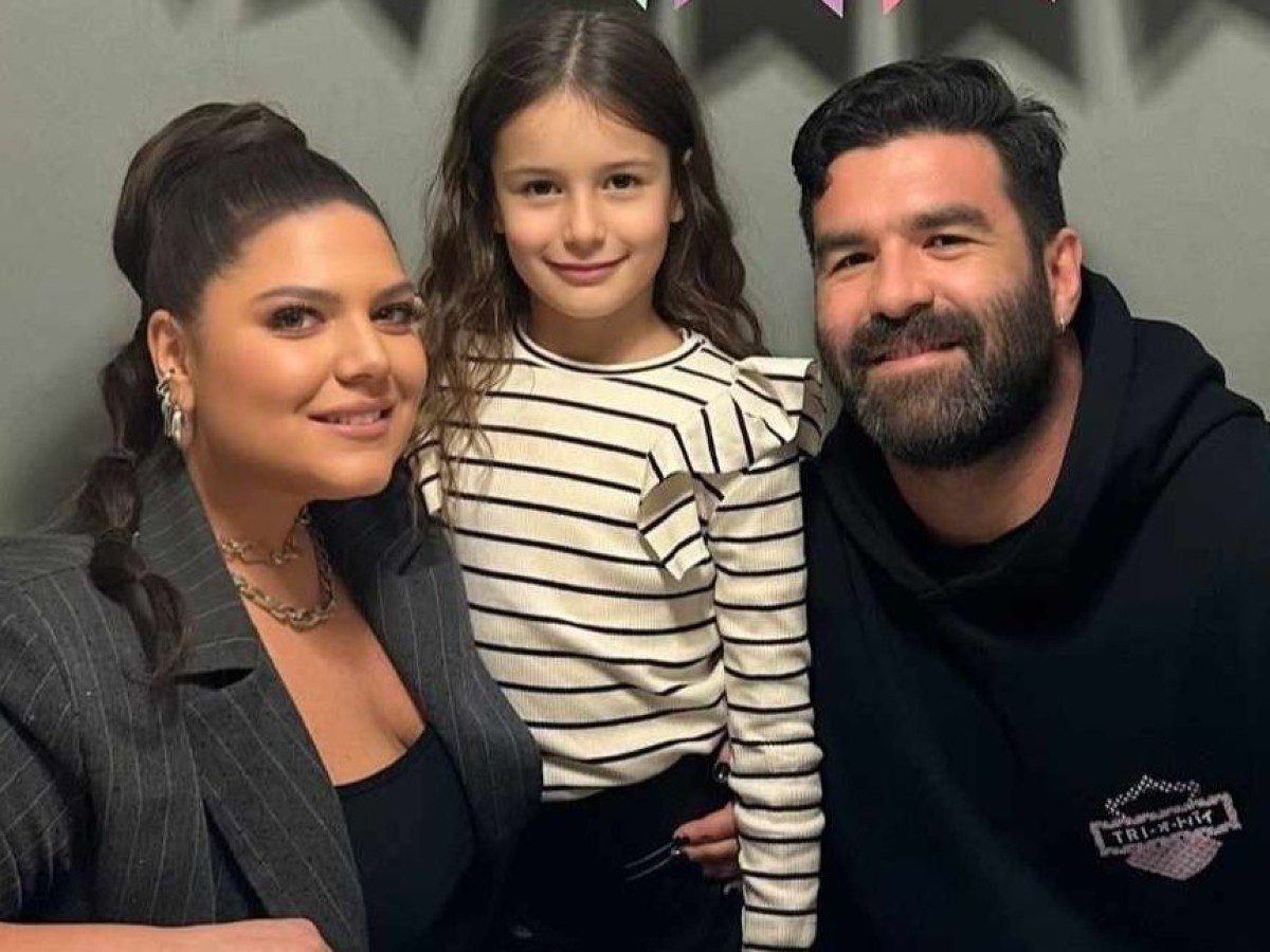 Η Δανάη Μπάρκα και ο Πάνος Αδαμόπουλος με την βαφτιστήρα τους