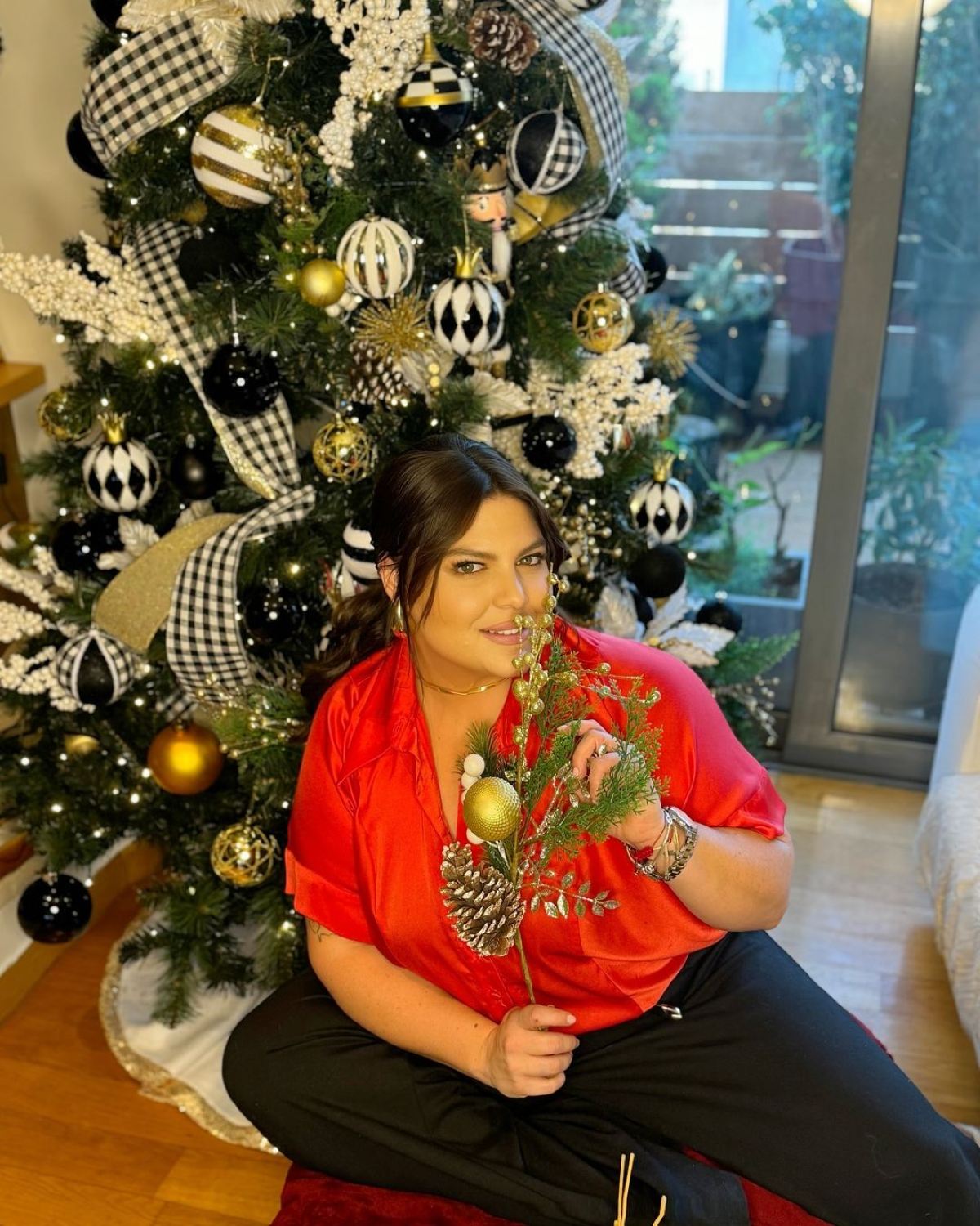 Η Δανάη Μπάρκα ποζάρει με στολίδι από το δέντρο της
