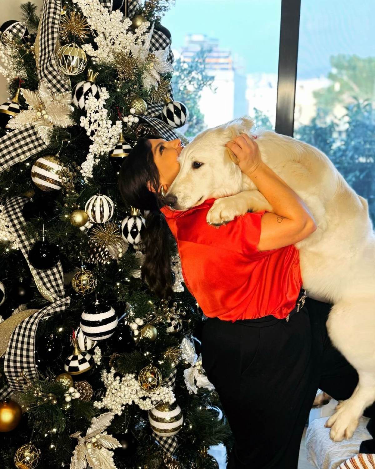 Η Δανάη Μπάρκα φιλάει το άλλο σκυλάκι της