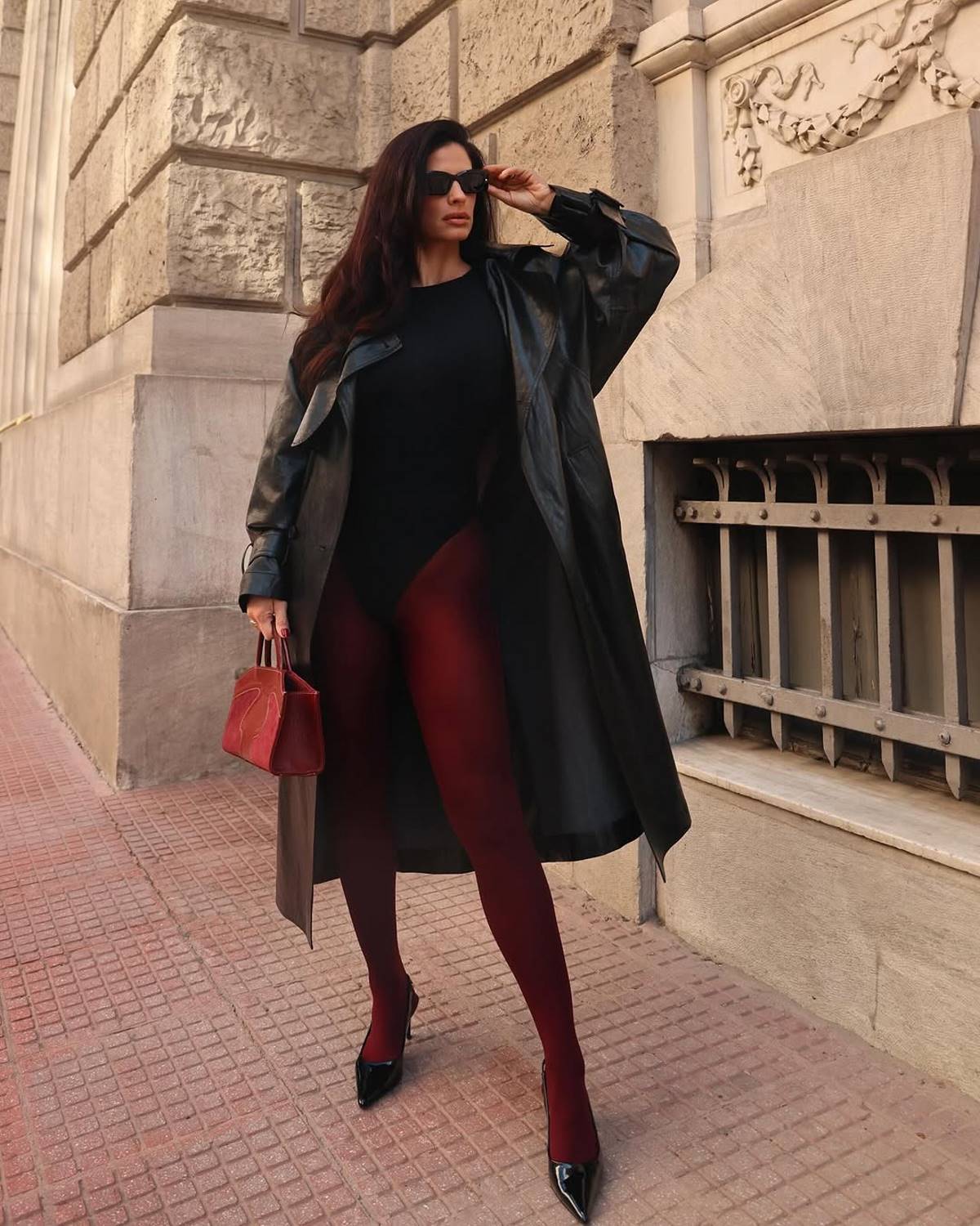 Η Χριστίνα Μπόμπα με μαύρο παλτό