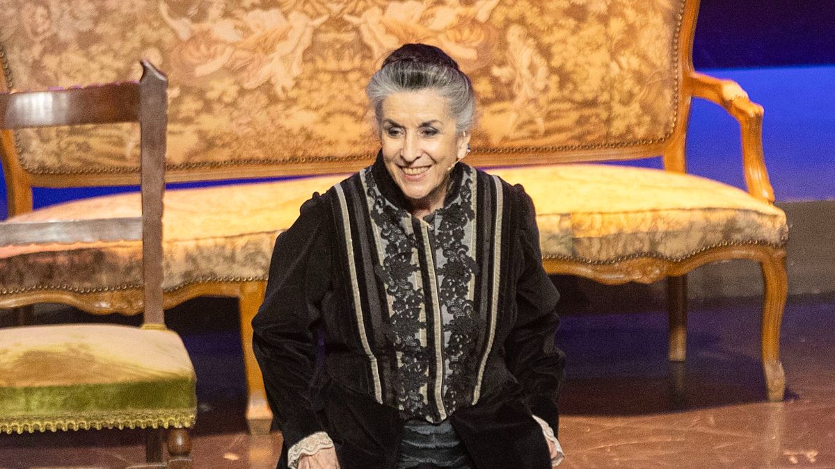 Η Νένα Μέντη στο θέατρο.