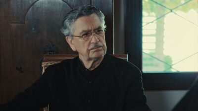 Σκηνή από την σειρά Γη της ελιάς με τον Νίκο Γαλανό