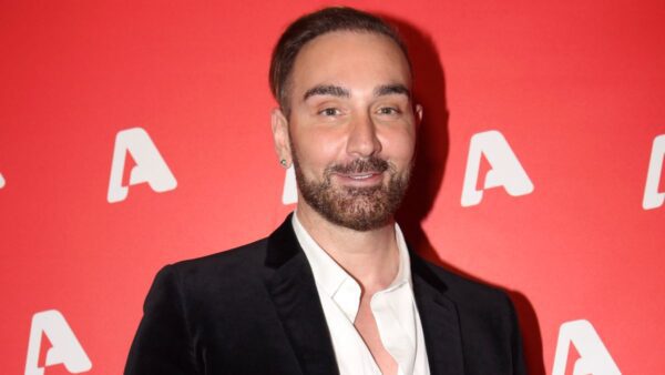 Ο Νίκος Κοκλώνης σε κοσμική έξοδο.