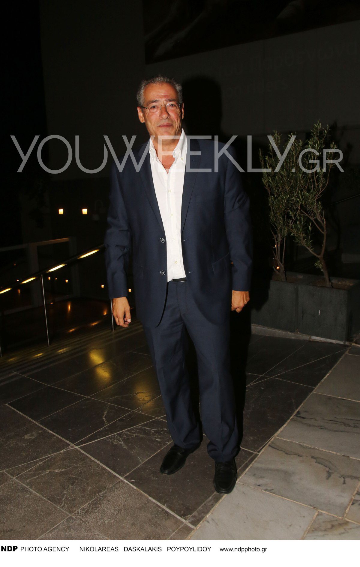 Ο Νίκος Μάνεσης με κοστούμι σε βραδινή έξοδο