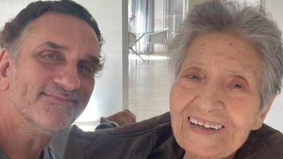 O Νίκος Ψαρράς με τη μητέρα του