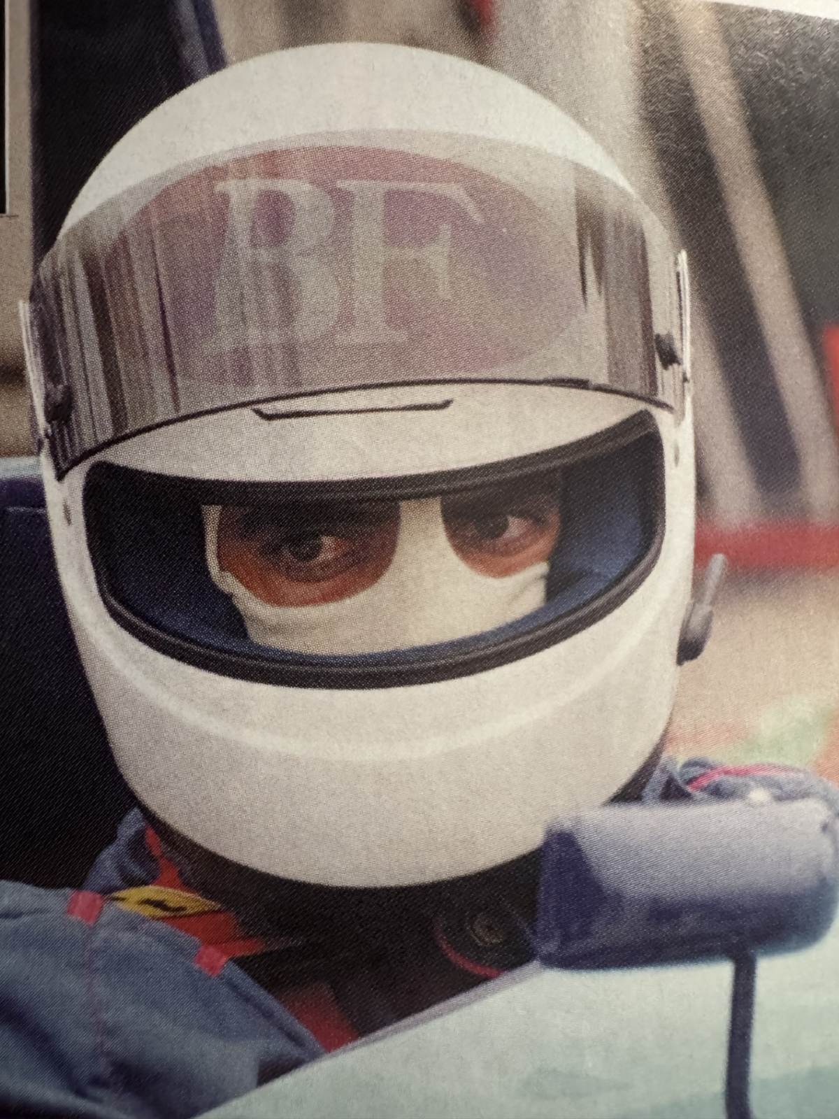 Ο Νίκος Ευαγγελάτος φοράει κράνος μηχανής