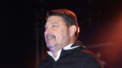 Ο Νίκος Χαρδαλιάς στη σκηνή