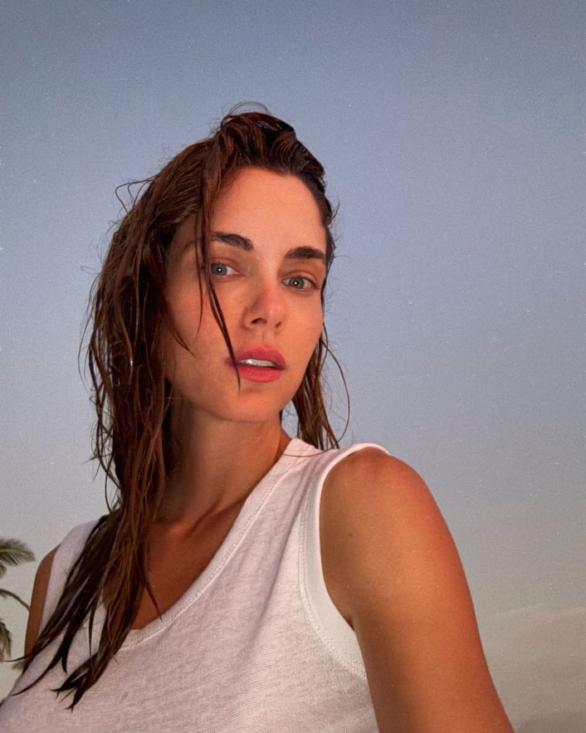 Η Δούκισσα Νομικού σε εξωτική παραλία με λευκό φόρεμα