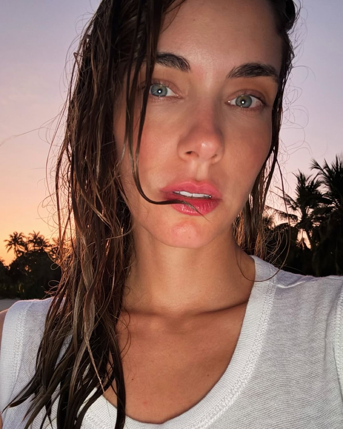 Η Δούκισσα Νομικού σε εξωτική παραλία με λευκό φόρεμα