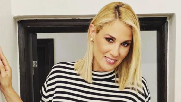 Η Ντόρα Κουτροκόη ποζάρει για φωτογραφία