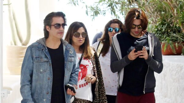 Η Καίτη Γαρμπή με τον σύζυγο και τον γιο τους σε έξοδό τους