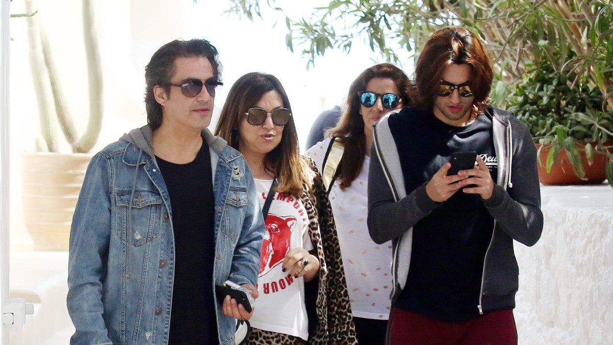 Η Καίτη Γαρμπή με τον σύζυγο και τον γιο τους σε έξοδό τους