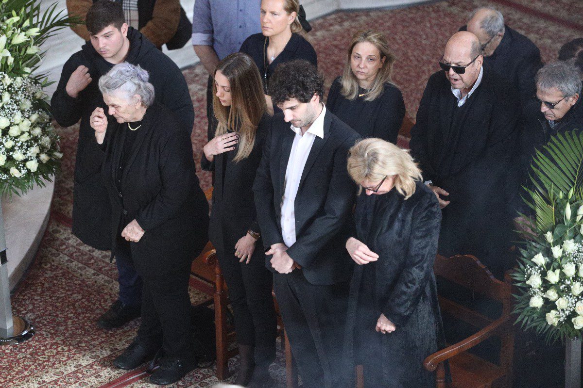 Η σύζυγος του Χαρδαβέλλα στην κηδεία του