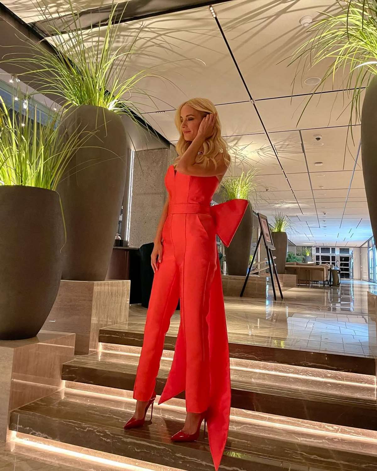 Η Δούκισσα Νομικού με ολόσωμη στράπλες φόρμα