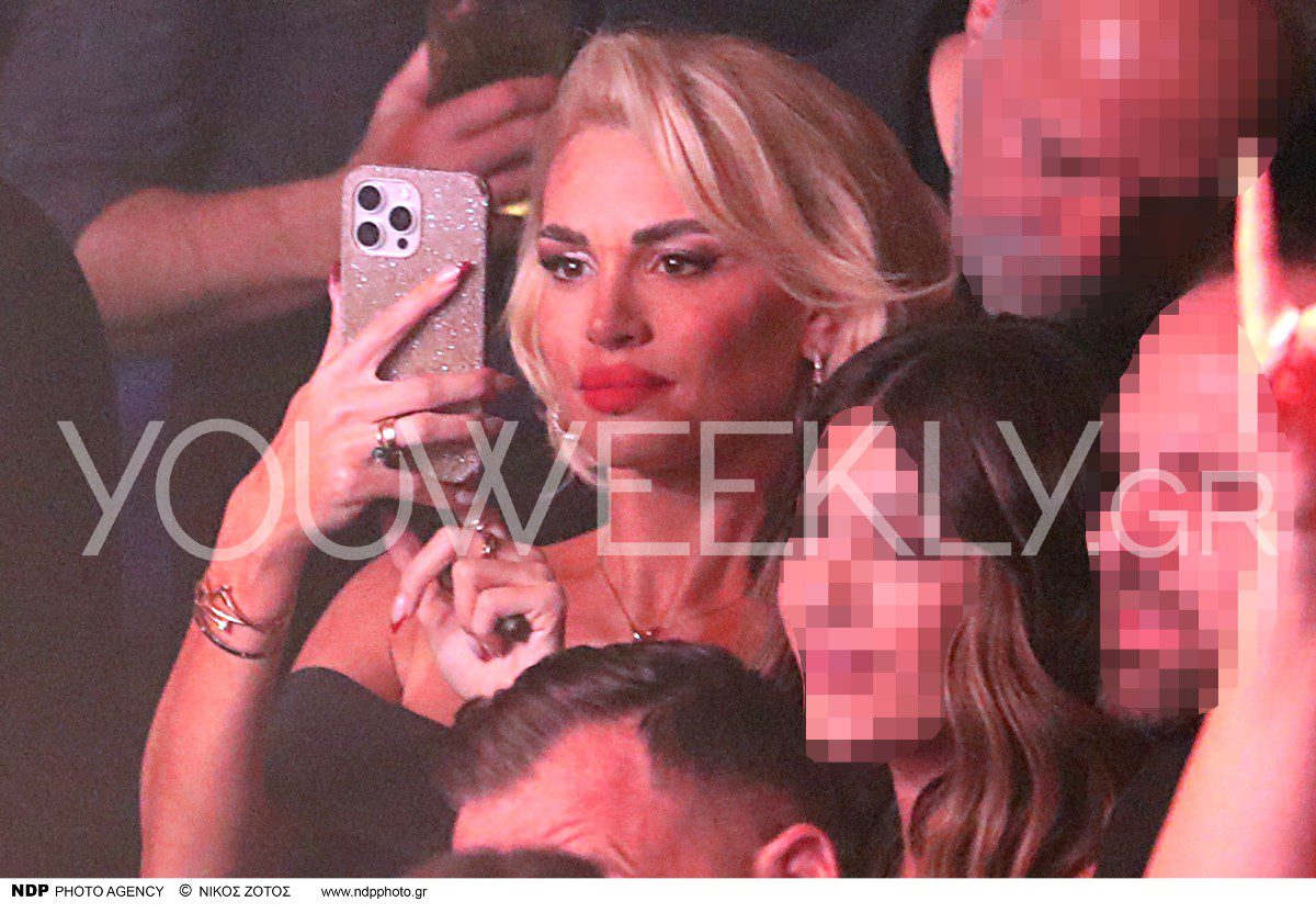 Η Αλεξάνδρα Παναγιώταρου στα μπουζούκια με το κινητό στο χέρι