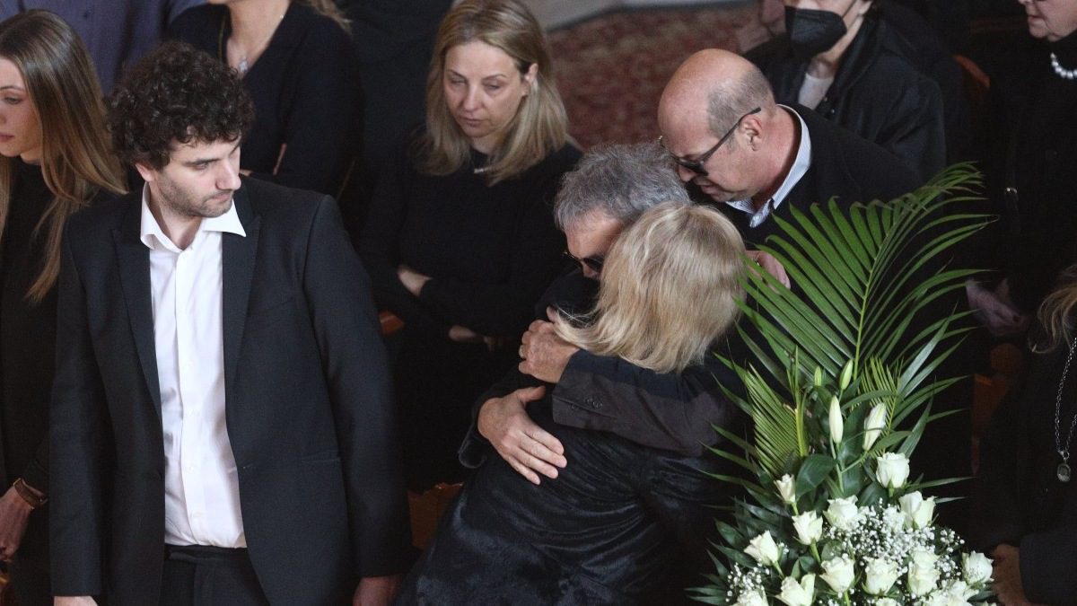 Η Παναγοπούλου αγκαλιά με τον Νταλάρα στην κηδεία του Χαρδαβέλλα