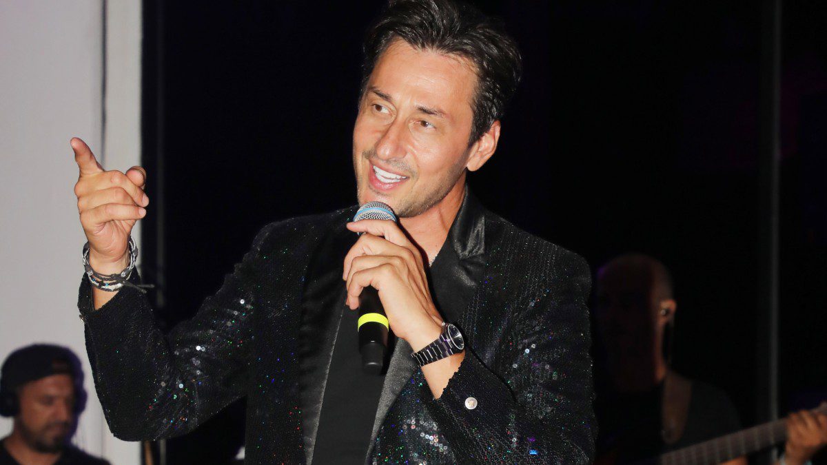 Ο Πάνος Καλίδης στο νυχτερινό κέντρο που τραγουδά