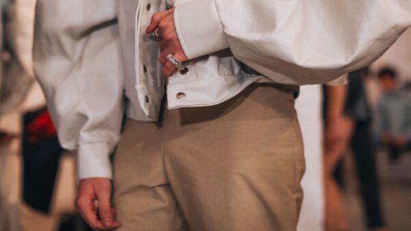 Χρώμα της χρονιάς από την Pantone φοράει μοντέλο