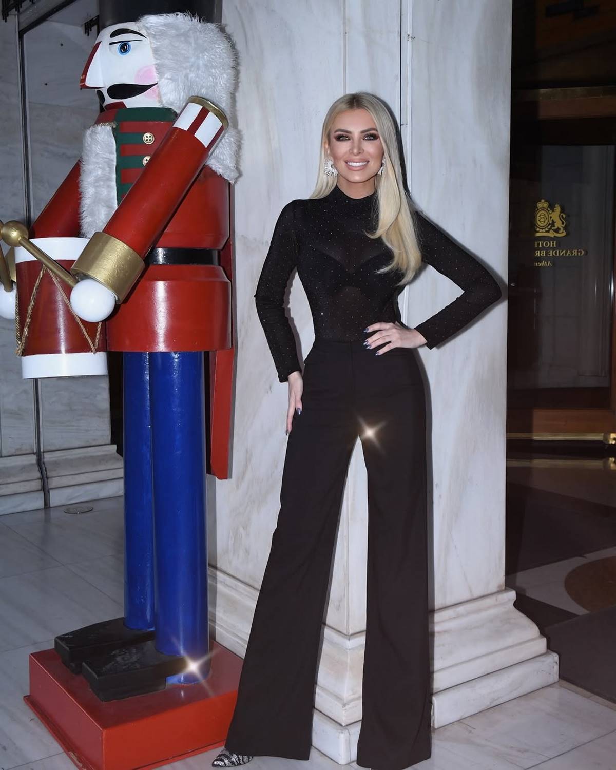 Με total black σύνολο η Κατερίνα Καινούργιου