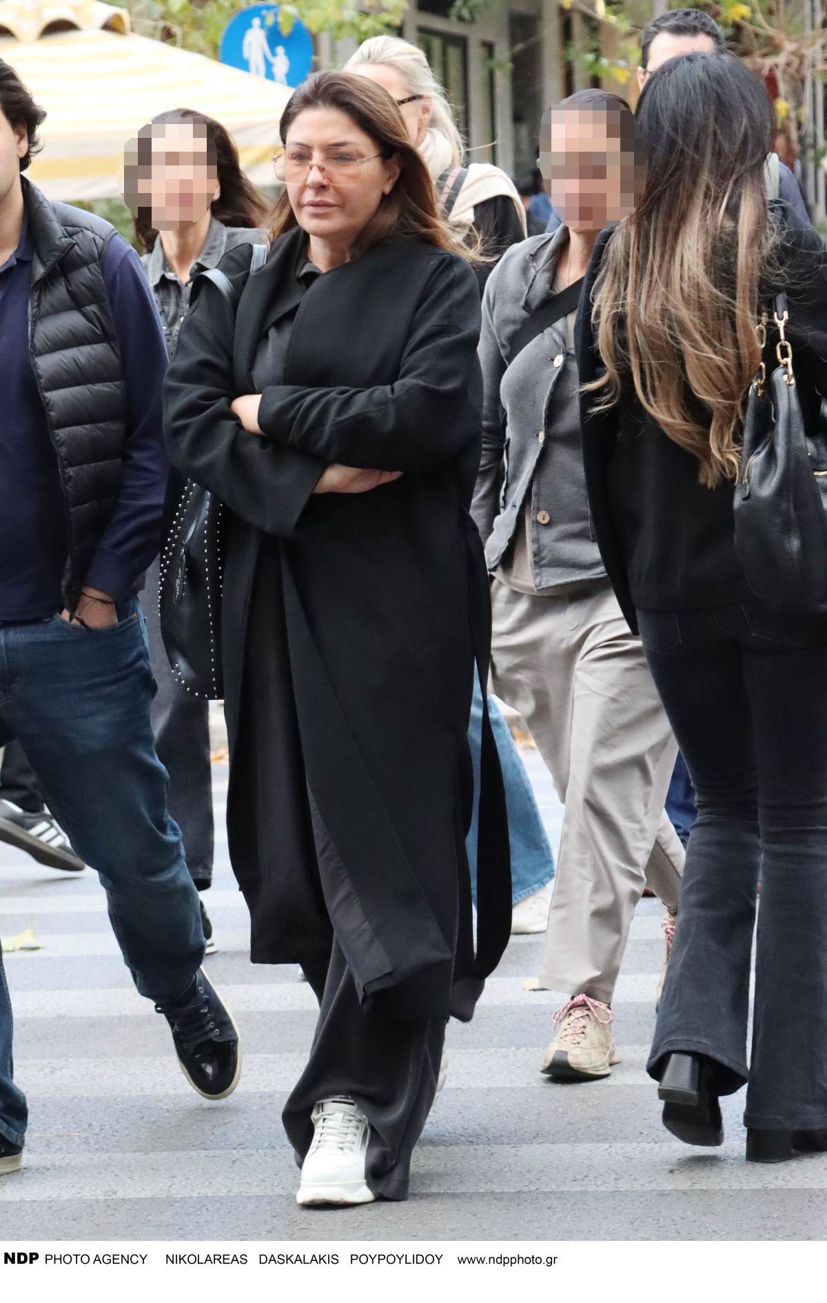 Το παλτό της Έλενας Παπαρίζουν είναι μαύρο και oversized