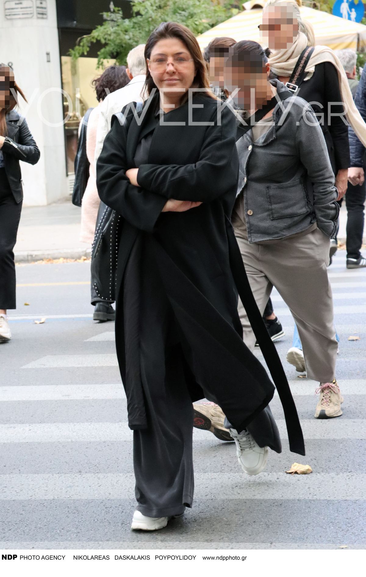 Η Έλενα Παπαρίζου άβαφη στο κέντρο της Αθήνας
