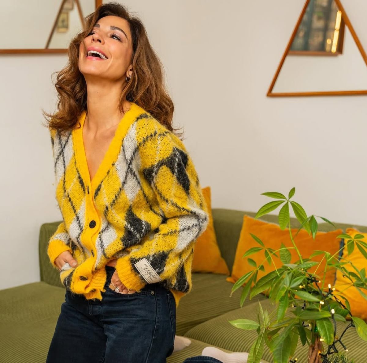 Η Κατερίνα Παπουτσάκη με καρό ζακέτα