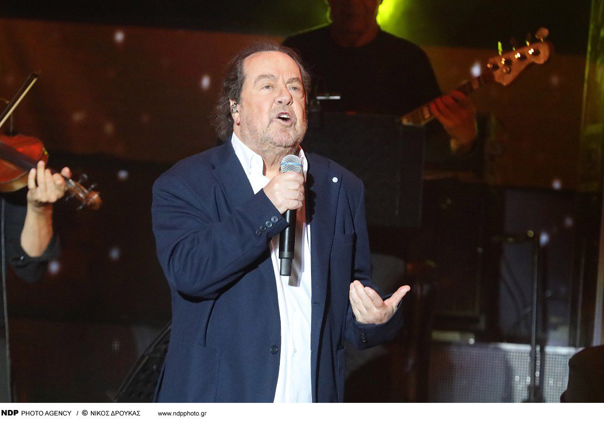 Ο Γιάννης Πάριος στη σκηνή