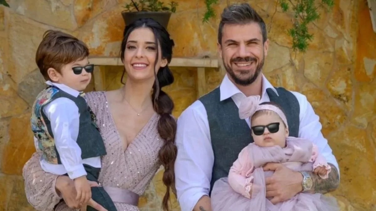 Ο Άκης Πετρετζίκης με τα παιδιά του