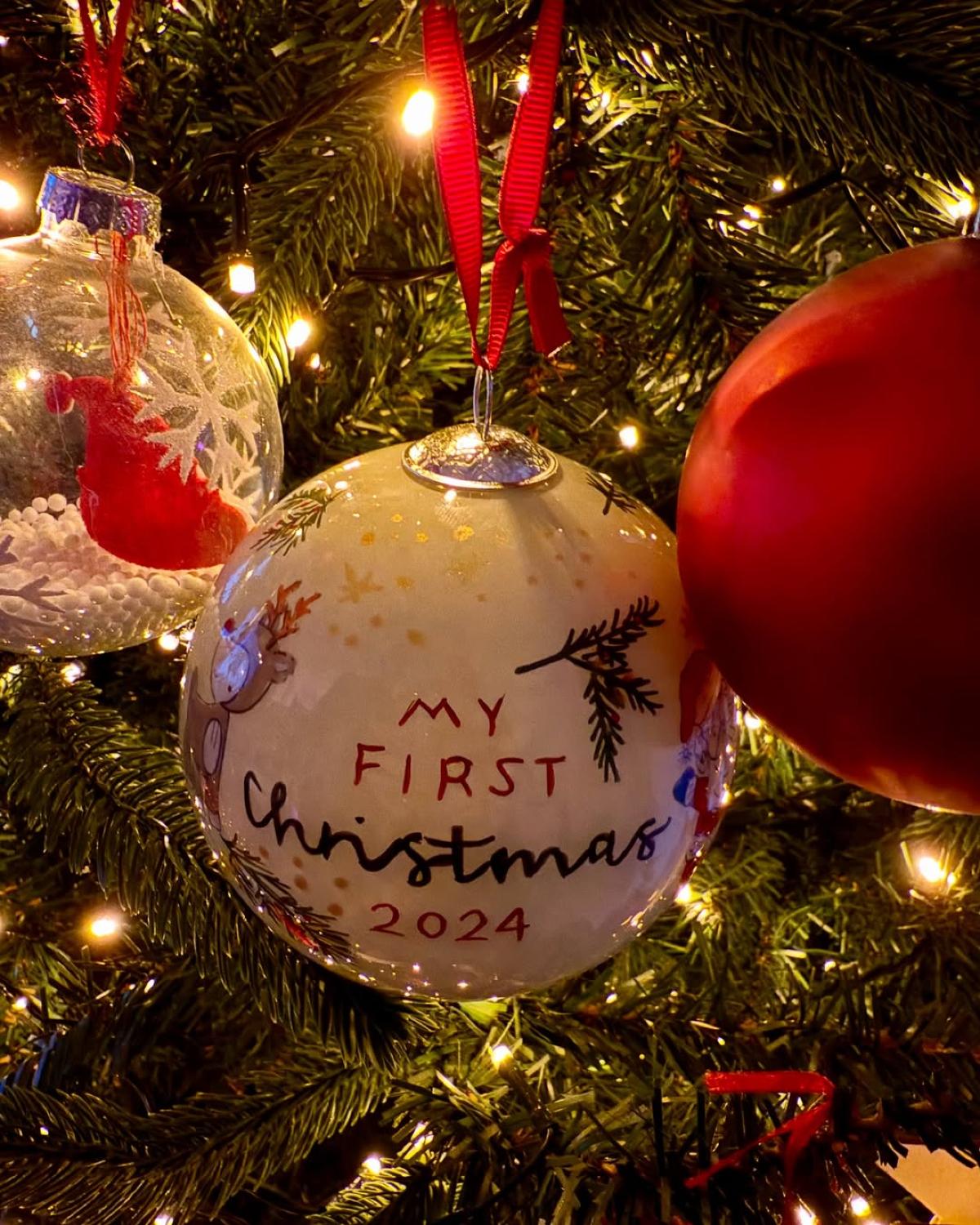 στολίδι στο δεντρο της πετρογιαννη