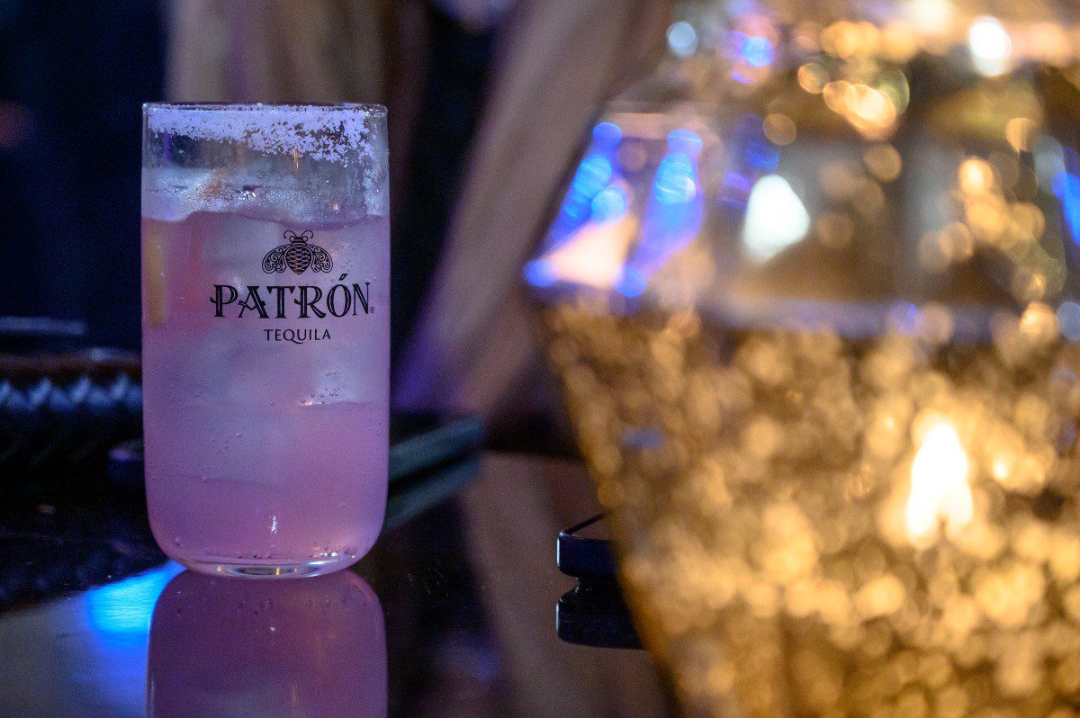 Οι καλεσμένοι απόλαυσαν εορταστικά cocktails όπως το “Demure Paloma” που δημιούργησε ειδικά για τη βραδιά η super premium tequila Patron.